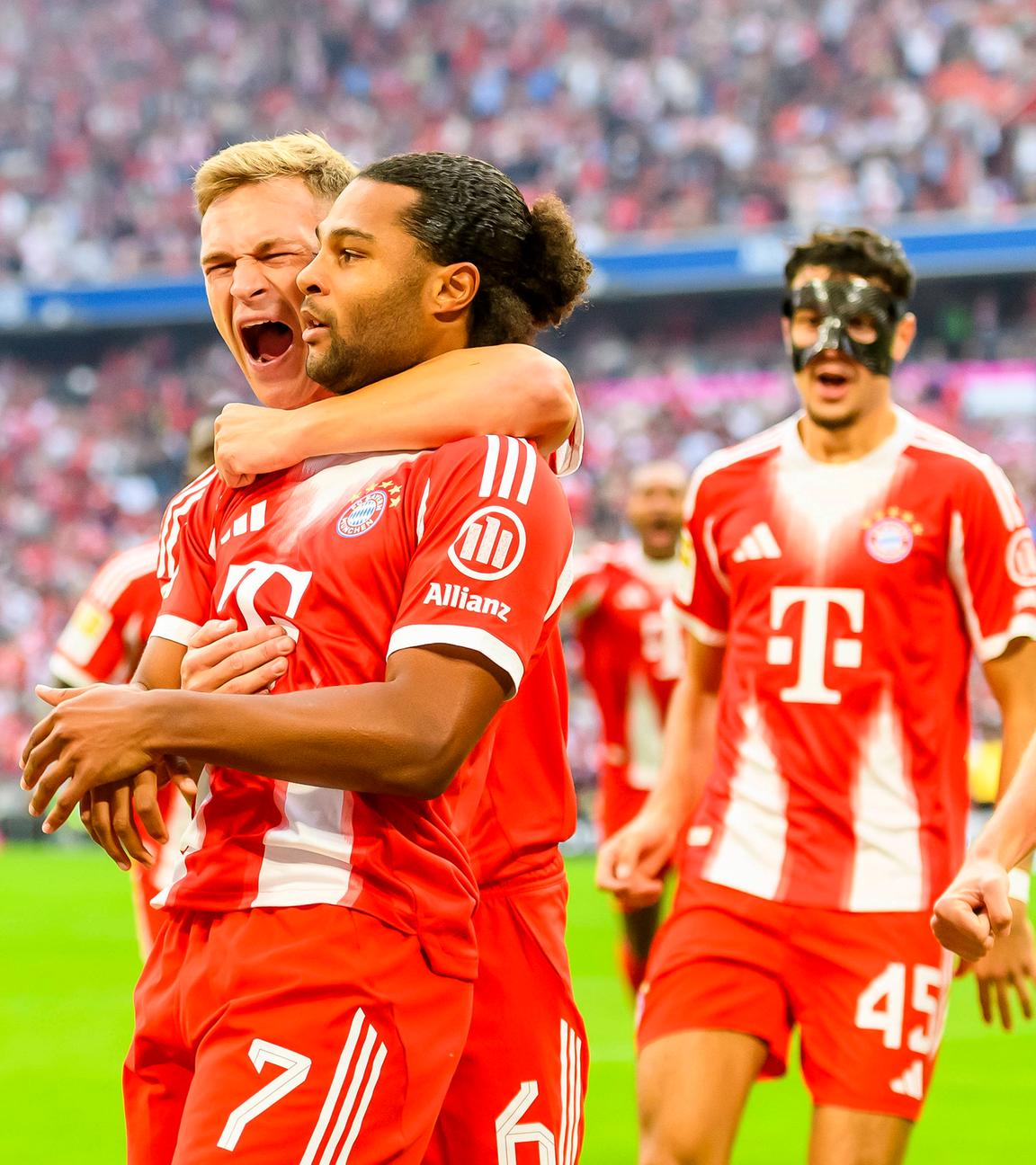 Bayern Münchens Serge Gnabry jubelt mit seiner Mannschaft nach seinem Tor zum 1:0 gegen den HSV.