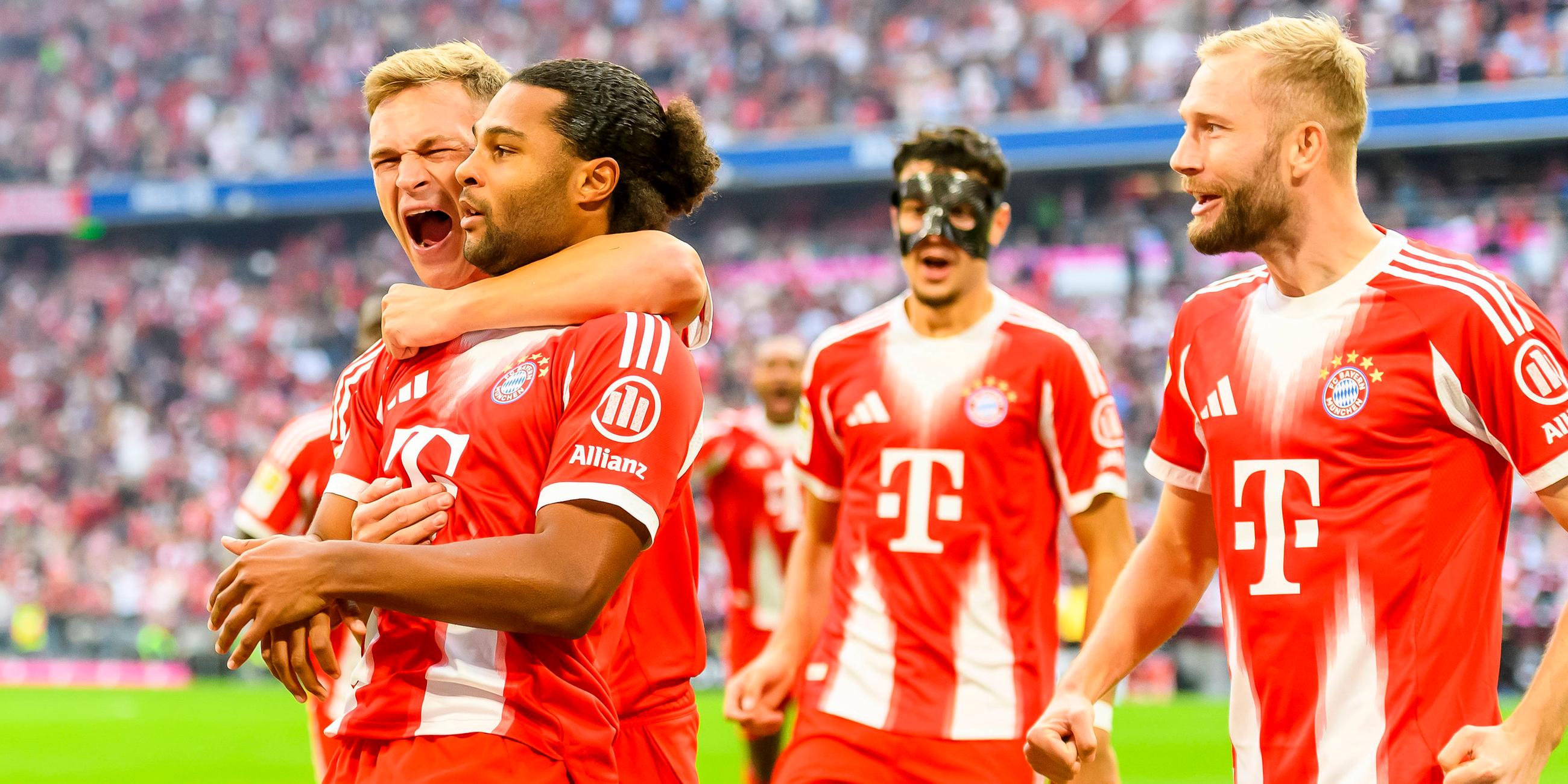 Bayern Münchens Serge Gnabry jubelt mit seiner Mannschaft nach seinem Tor zum 1:0 gegen den HSV.
