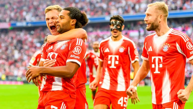 Bayern Münchens Serge Gnabry jubelt mit seiner Mannschaft nach seinem Tor zum 1:0 gegen den HSV.