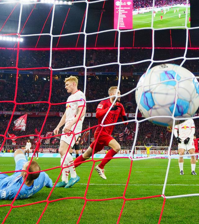 Bayerns Konrad Laimer schießt das Tor zum 2:1 gegen Leipzig.