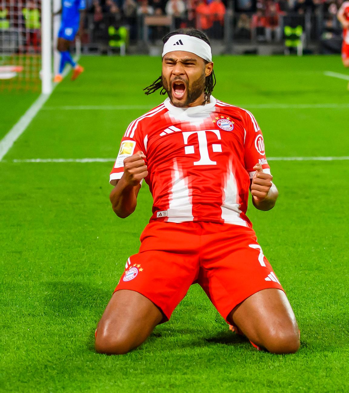 Serge Gnabry jubelt nach seinem Tor gegen Bayer 04 Leverkusen.