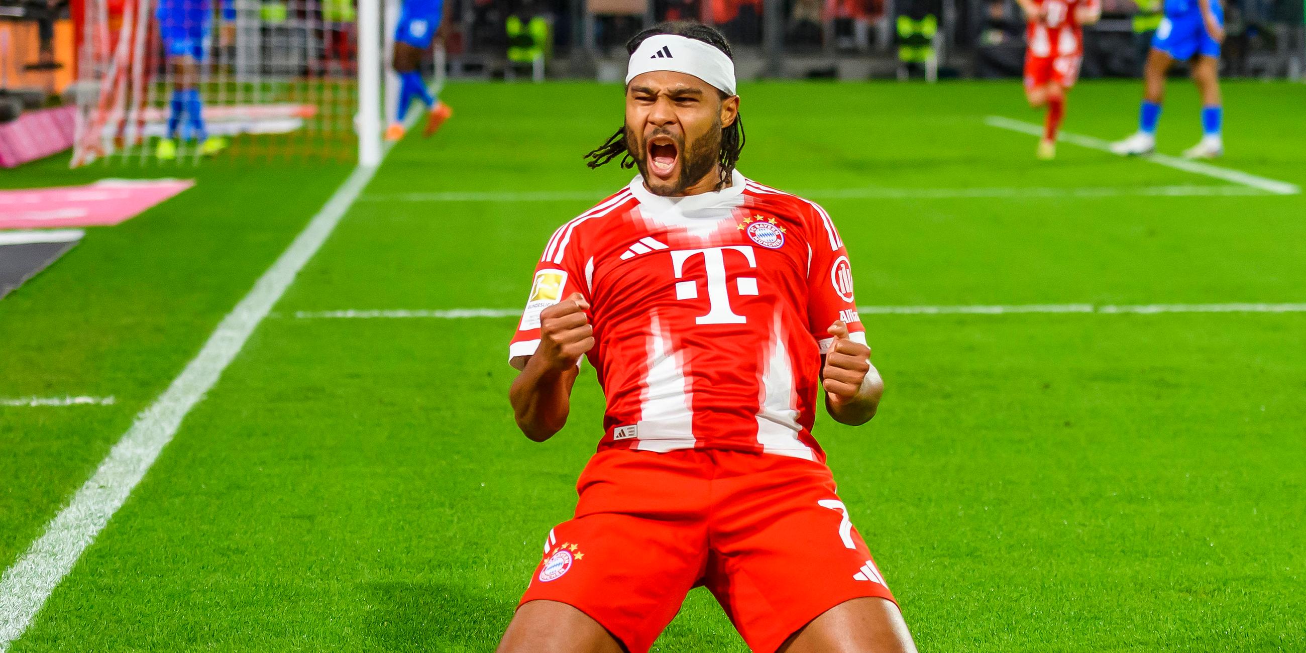 Serge Gnabry jubelt nach seinem Tor gegen Bayer 04 Leverkusen.