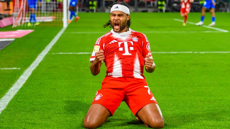 Serge Gnabry jubelt nach seinem Tor gegen Bayer 04 Leverkusen.