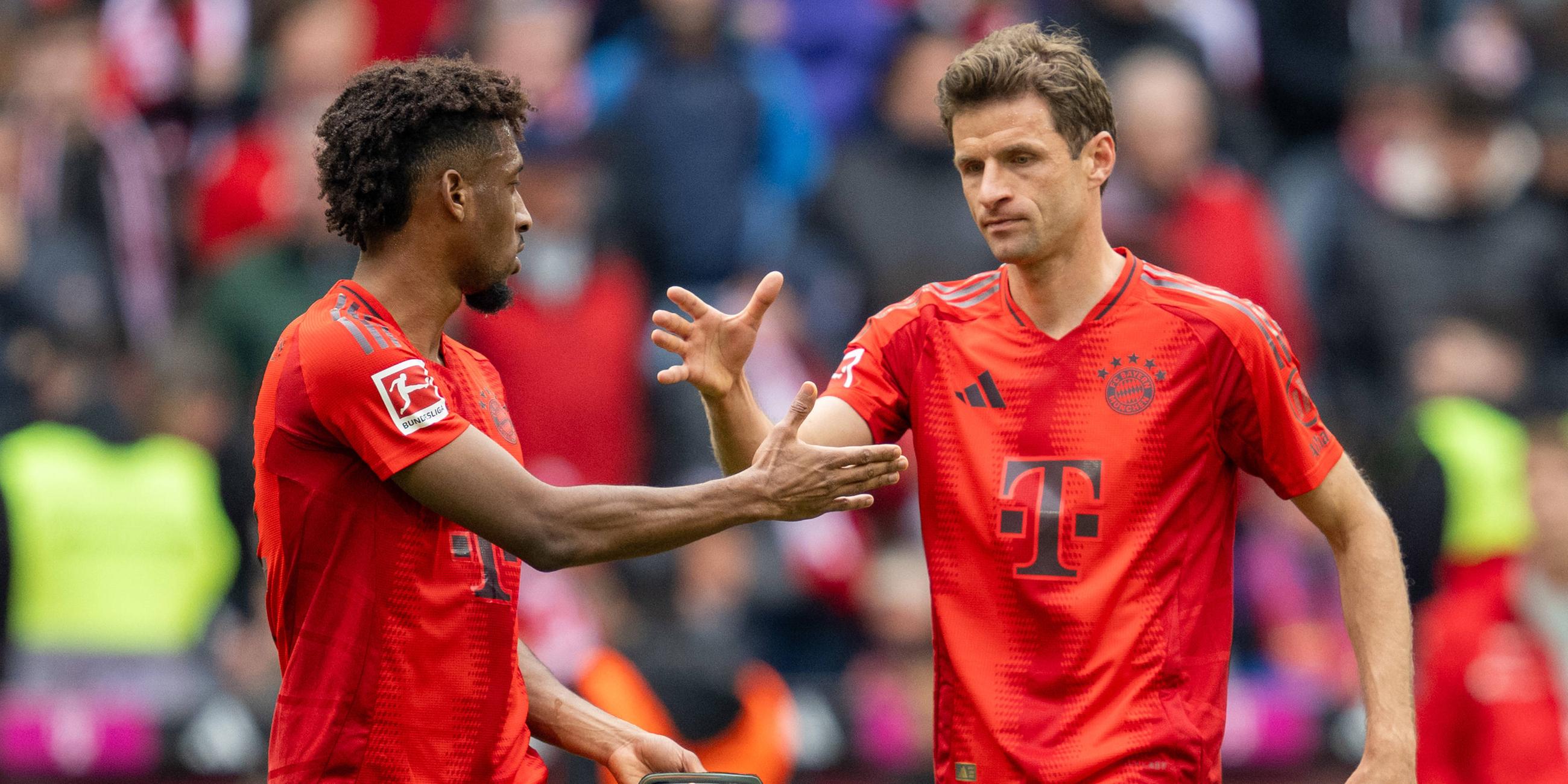 Kingsley Coman und Thomas Müller jubeln zusammen nach ihrem Sieg gegen Mainz.