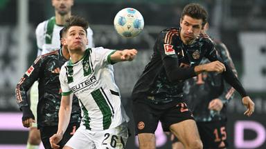 Gladbachs Lukas Ullrich und Münchens Thomas Müller kämpfen um den Ball.