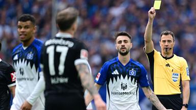 Felix Zwayer im Fußballstadion.