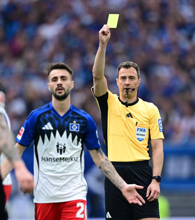 Felix Zwayer im Fußballstadion.