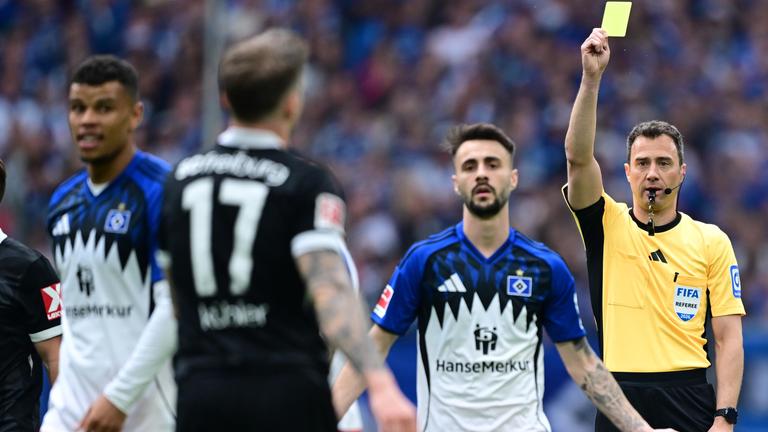 Patrick Ittrich im Fußballstadion.