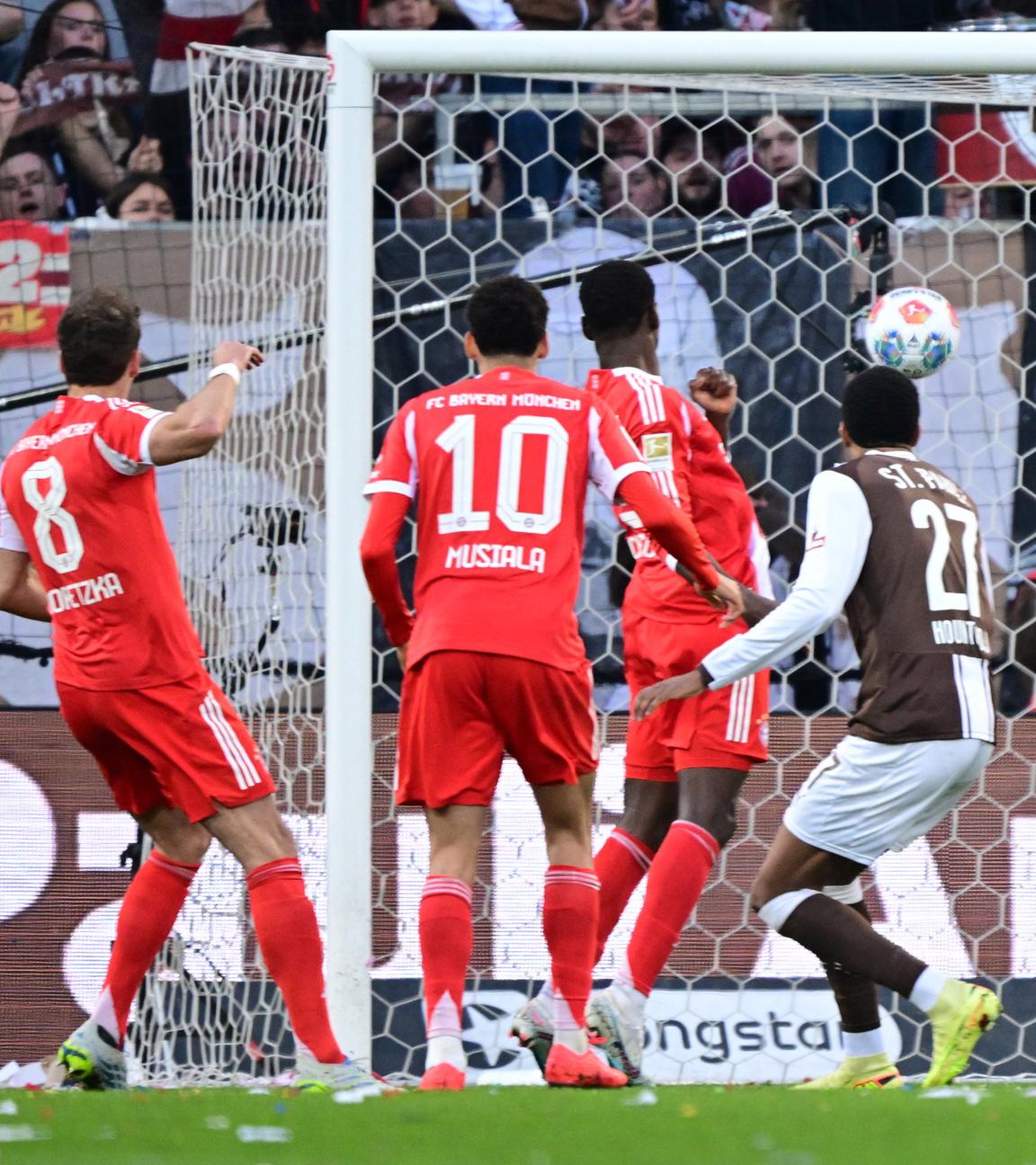 Torschütze Leon Goretzka (Bayern), Jamal Musiala, Nicolas Jackson, Andreas Hountondji, Min-Jae Kim, Torwart Nikola Vasilj (St. Pauli) am 11.04.2026 in Hamburg.