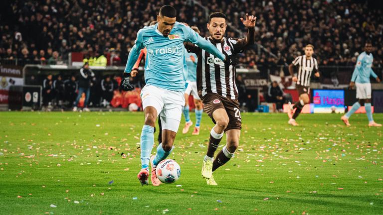 Union Berlins Danilho Doekhi gegen Erik Ahlstrand von St. Pauli.