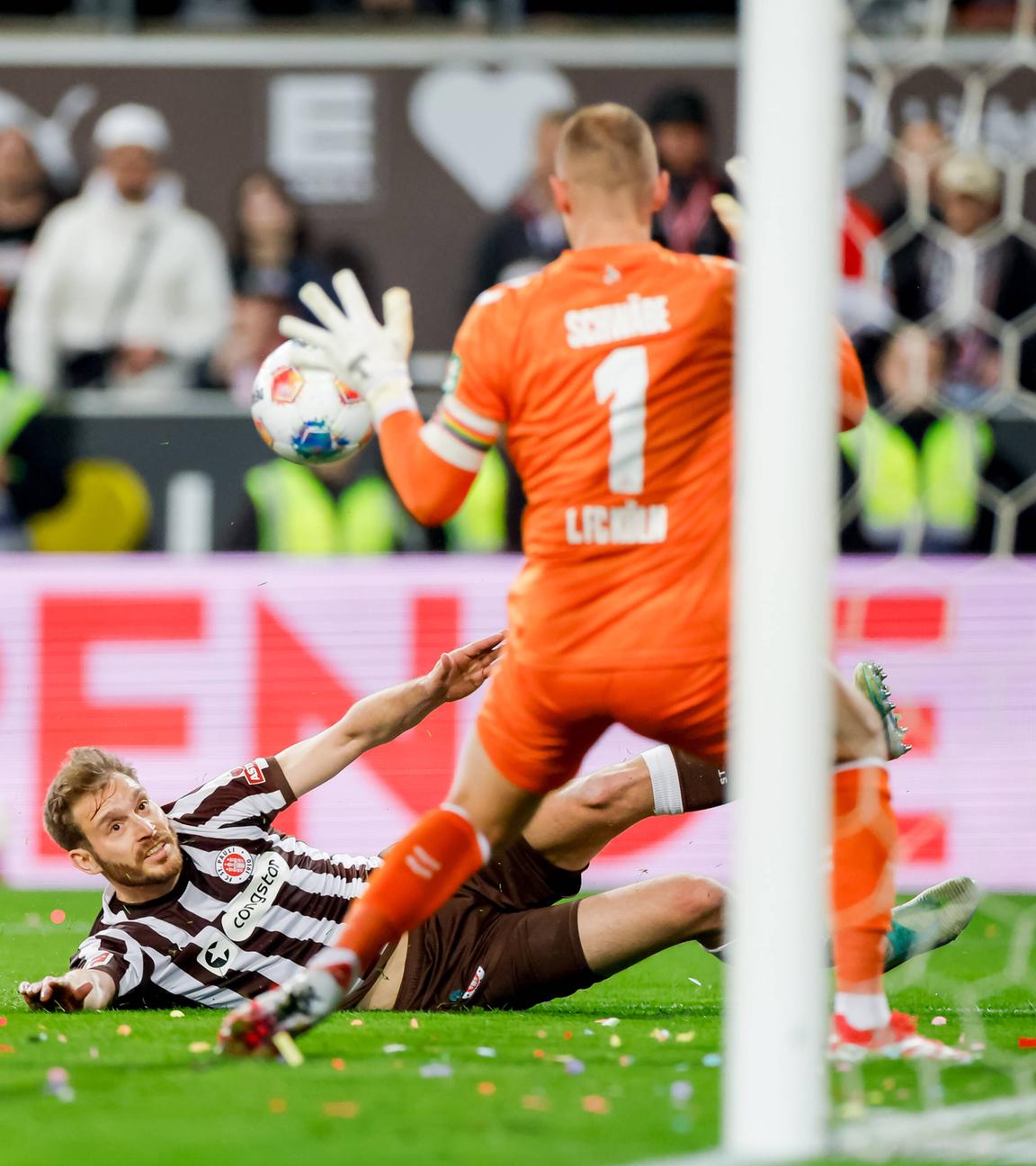 Lars Ritzka (FC St. Pauli, 21) und Marvin Schwäbe (1. FC Köln, 1) in Aktion am 17.04.2026 in Hamburg.