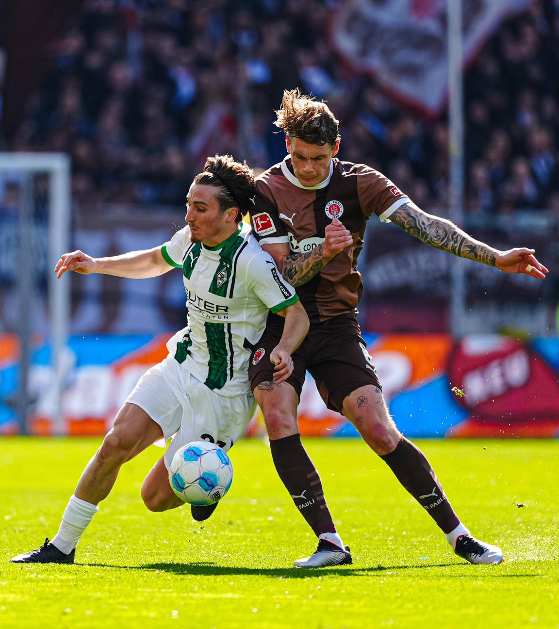 Gladbachs Lukas Ulrich im Zweikampf um den Ball gegen Eric Smith von St. Pauli.