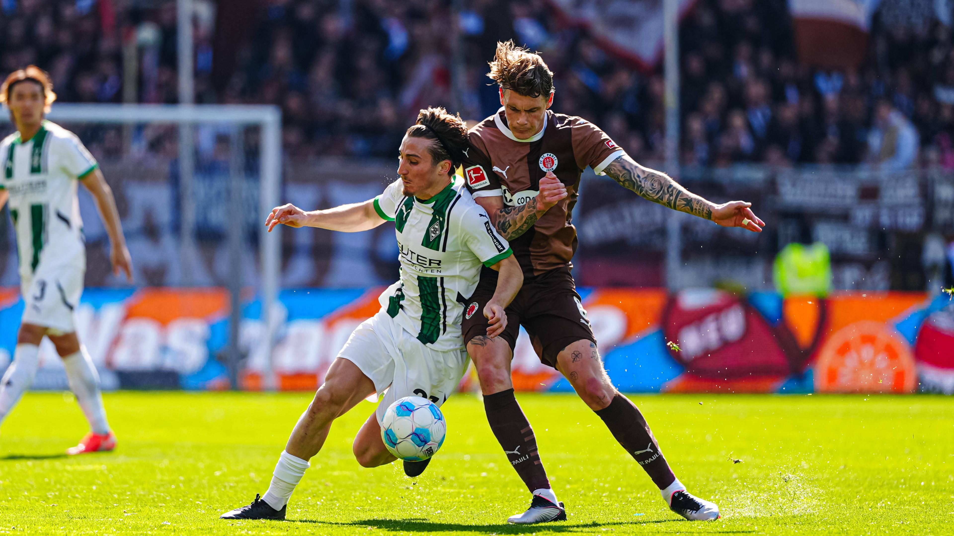 Gladbachs Lukas Ulrich im Zweikampf um den Ball gegen Eric Smith von St. Pauli.