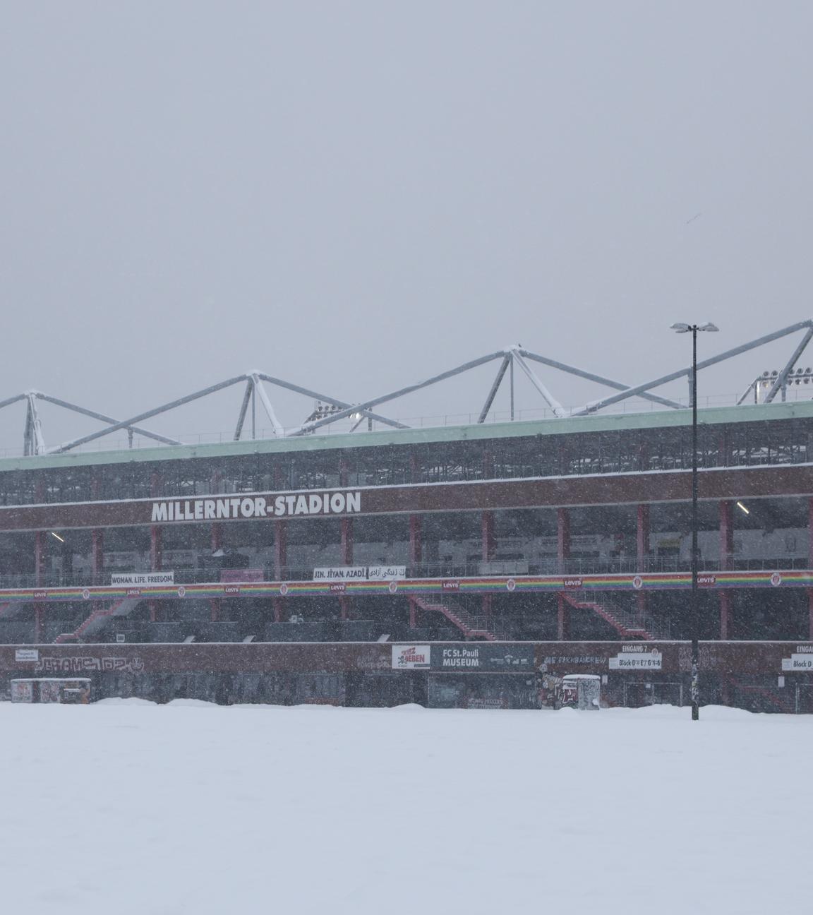 Außenansicht Millerntorstadion am Heiligengeistfeld bei dichtem Schneefall. 