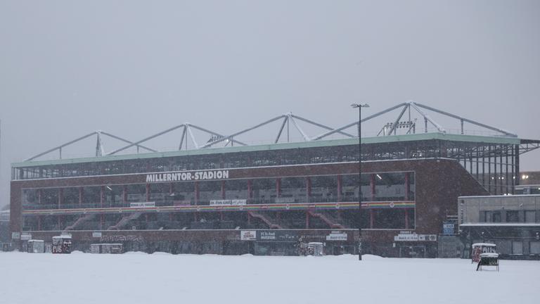 Außenansicht Millerntorstadion am Heiligengeistfeld bei dichtem Schneefall. 