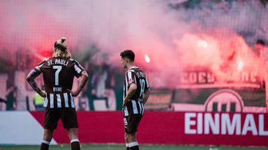 Jackson Irvine (FC St. Pauli, 7) mit Martijn Kaars (FC St. Pauli, 19) enttäuscht am 16.05.2026 in Hamburg.