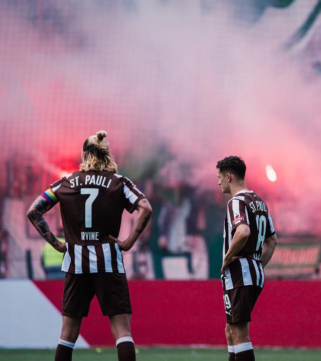 Jackson Irvine (FC St. Pauli, 7) mit Martijn Kaars (FC St. Pauli, 19) enttäuscht am 16.05.2026 in Hamburg.