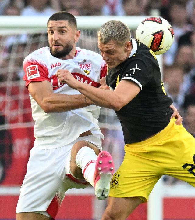 Jeff Chabot (Stuttgart) und Julian Ryerson  (Dortmund) kämpfen. 
