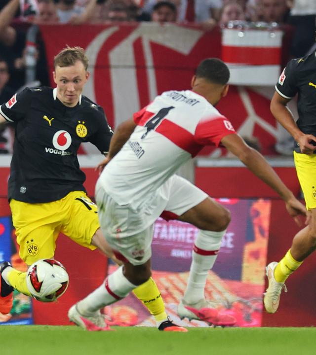 Maximilian Beier (Dortmund) und Josha Vagnoman (Stuttgart) kämpfen. 