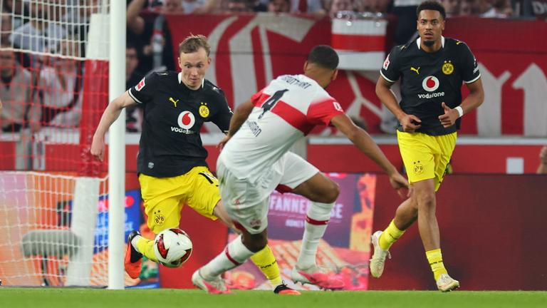 Maximilian Beier (Dortmund) und Josha Vagnoman (Stuttgart) kämpfen. 