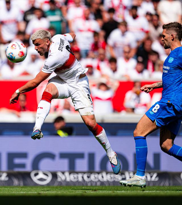 Ermedin Demirovic (9; VfB Stuttgart) köpft den Ball gegen Robert Andrich (8; Bayer 04 Leverkusen) in der MHP Arena in Stuttgart am 09.05.2026.