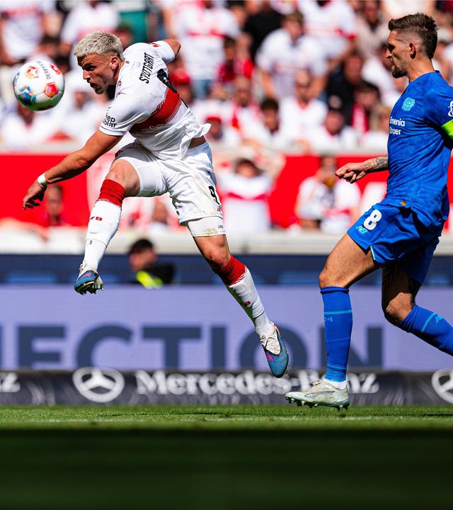 Ermedin Demirovic (9; VfB Stuttgart) köpft den Ball gegen Robert Andrich (8; Bayer 04 Leverkusen) in der MHP Arena in Stuttgart am 09.05.2026.