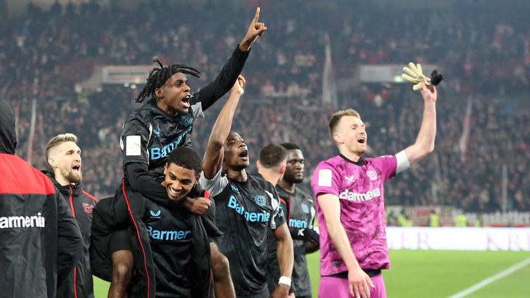 Die Mannschaft von Xabi Alonso jubelt nach ihrem Sieg gegen Stuttgart.