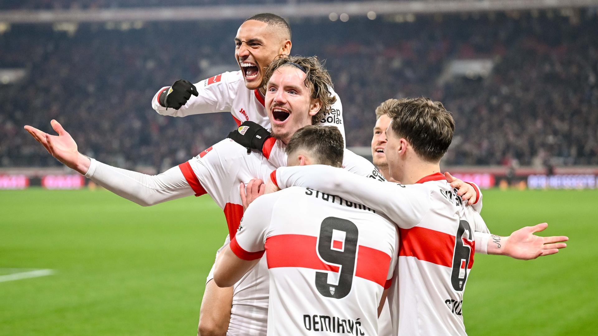 Nick Woltemade jubelt mit seiner Mannschaft nach seinem Treffer gegen Leverkusen.