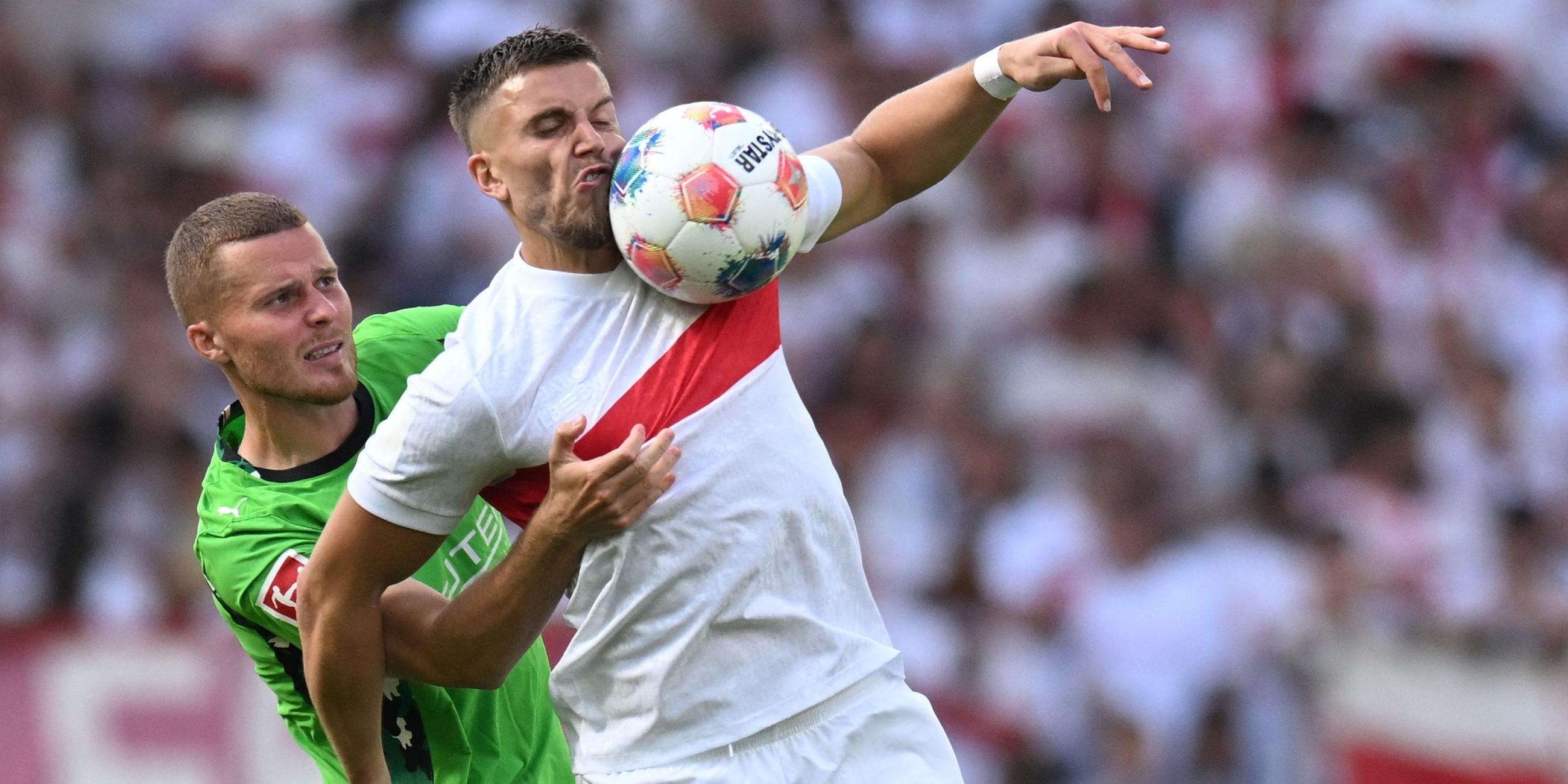 Ermedin Demirovic vom VfB Stuttgart und Nico Elvedi von Mönchengladbach kämpfen um den Ball.