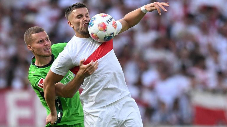 Ermedin Demirovic vom VfB Stuttgart und Nico Elvedi von Mönchengladbach kämpfen um den Ball.