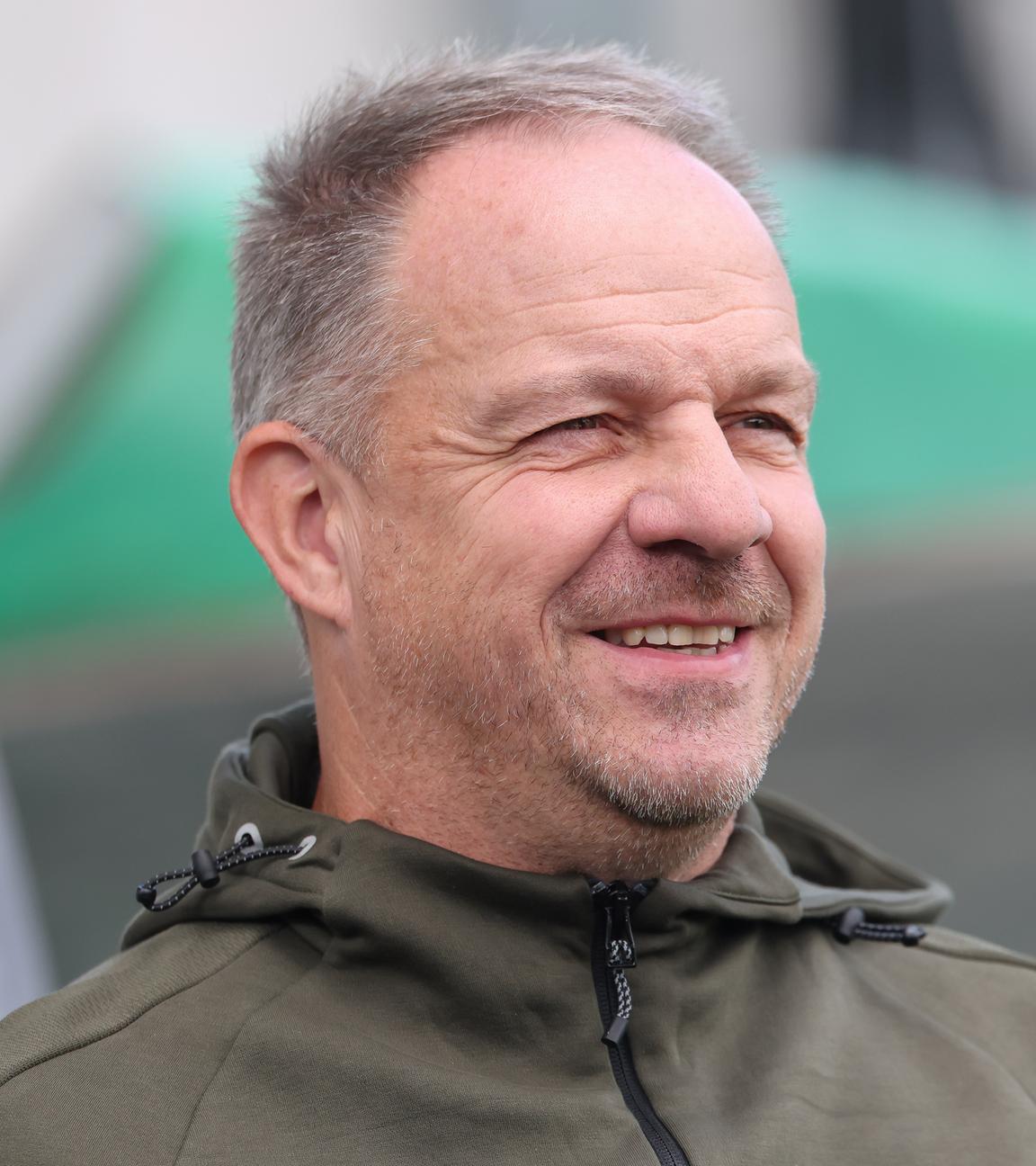 Trainer Alexander Zorniger lächelt während einem Spiel.