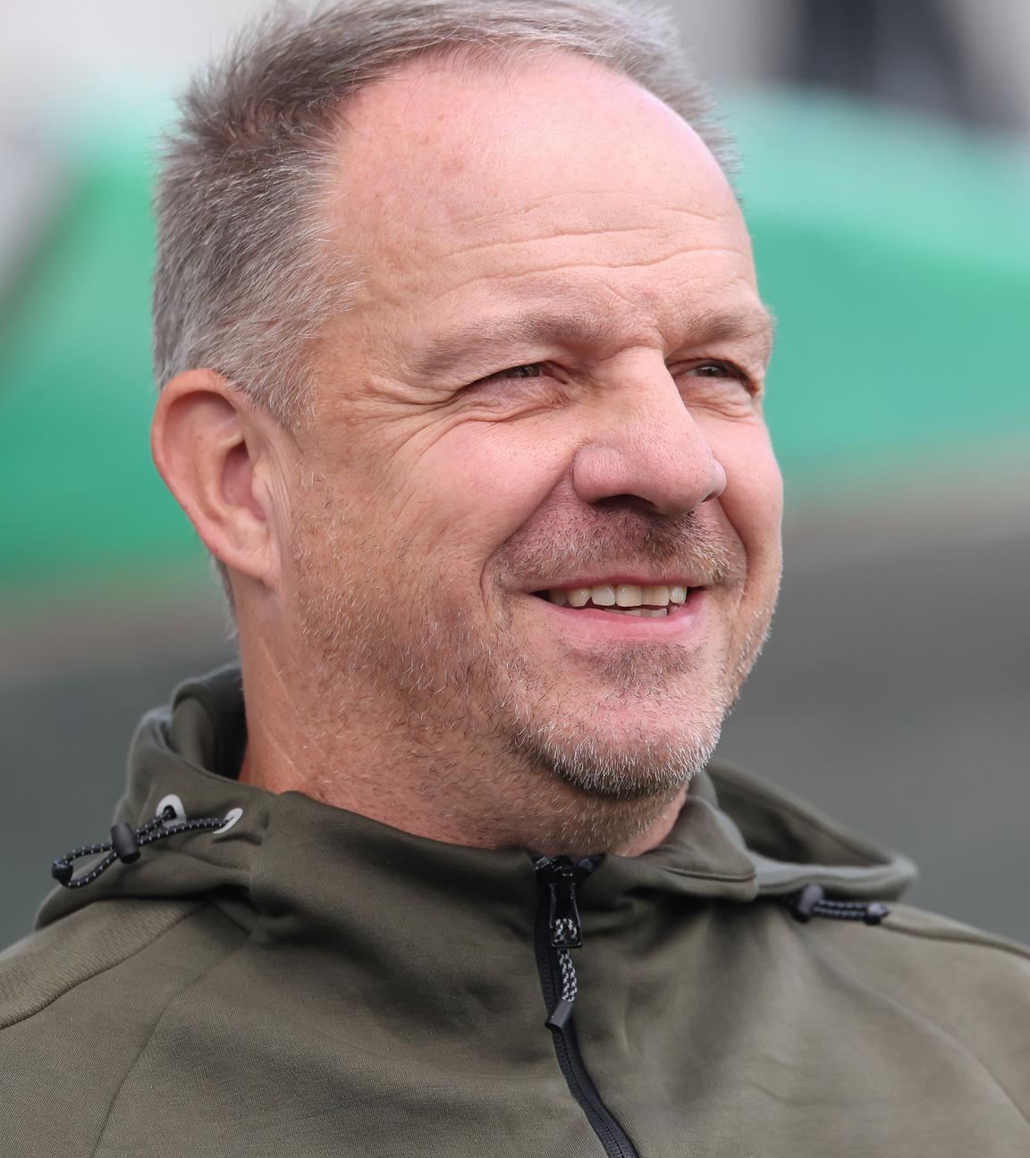 Trainer Alexander Zorniger lächelt während einem Spiel.