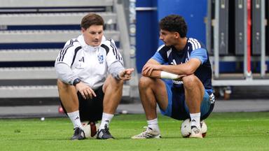 Training des HSV im Hamburger Volksparkstadion mit Martin Adeline (rechts) und Trainer Merlin Polzin am 15.09.2026.