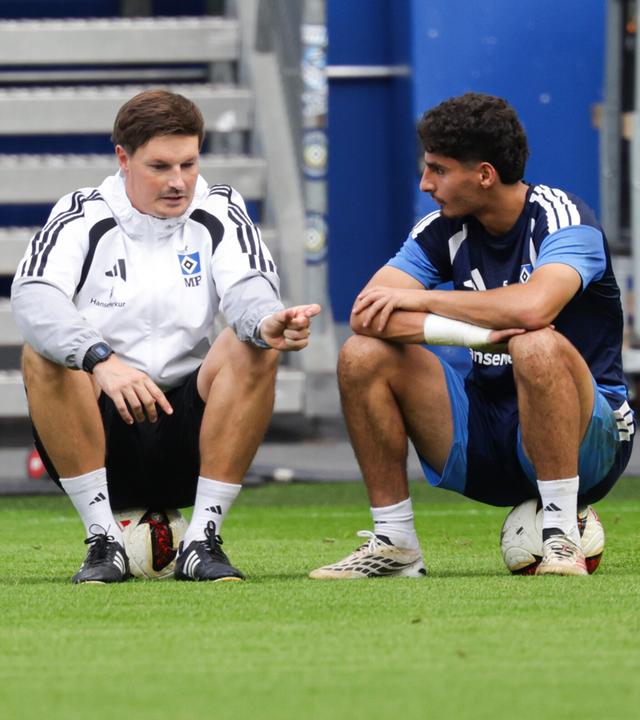 Training des HSV im Hamburger Volksparkstadion mit Martin Adeline (rechts) und Trainer Merlin Polzin am 15.09.2026.