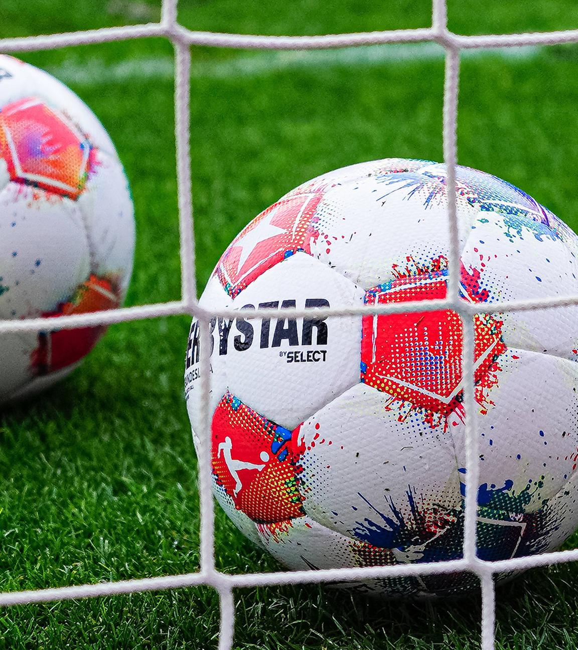 Derbystar Spielball im Tor.
