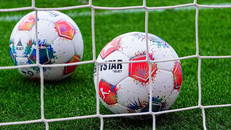 Derbystar Spielball im Tor.