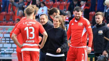 Union-Cheftrainerin Marie-Louise Eta freut sich mit Oliver Burke und Andras Schäfer über den Sieg gegen Augsburg