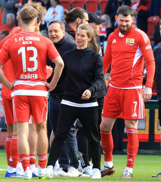 Union-Cheftrainerin Marie-Louise Eta freut sich mit Oliver Burke und Andras Schäfer über den Sieg gegen Augsburg