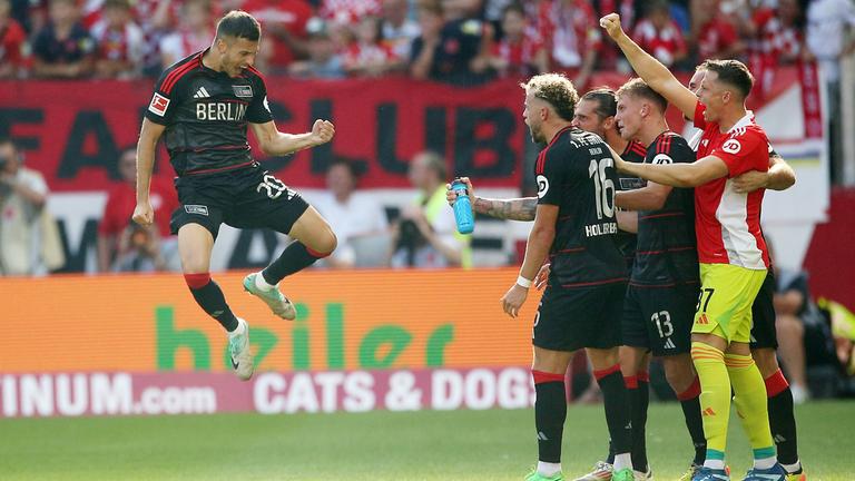 Laszlo Benes jubelt mit seiner Mannschaft seinen Ausgleichstreffer gegen den 1. FSV Mainz 05.