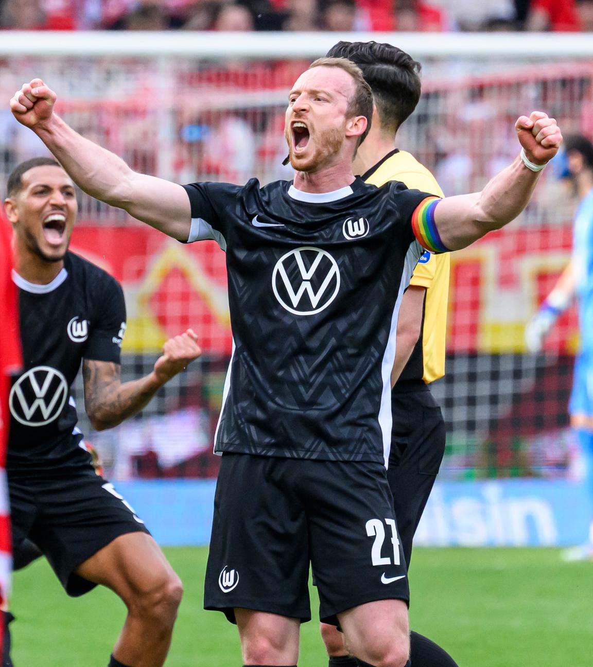 Maximilian Arnold (VfL Wolfsburg) jubelt nach dem Sieg gegen Union Berlin am 18.04.2026 in Berlin.