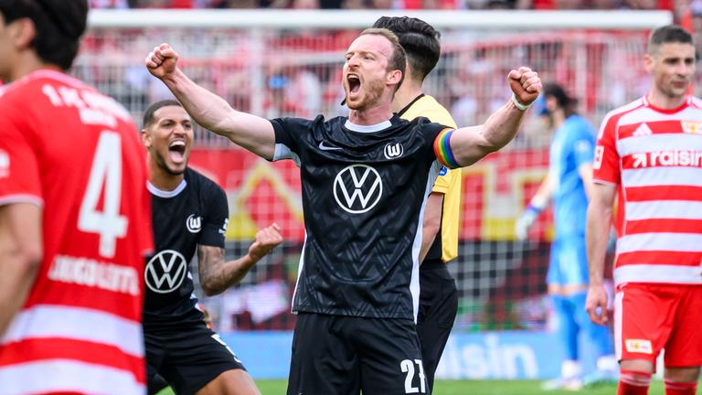 Maximilian Arnold (VfL Wolfsburg) jubelt nach dem Sieg gegen Union Berlin am 18.04.2026 in Berlin.