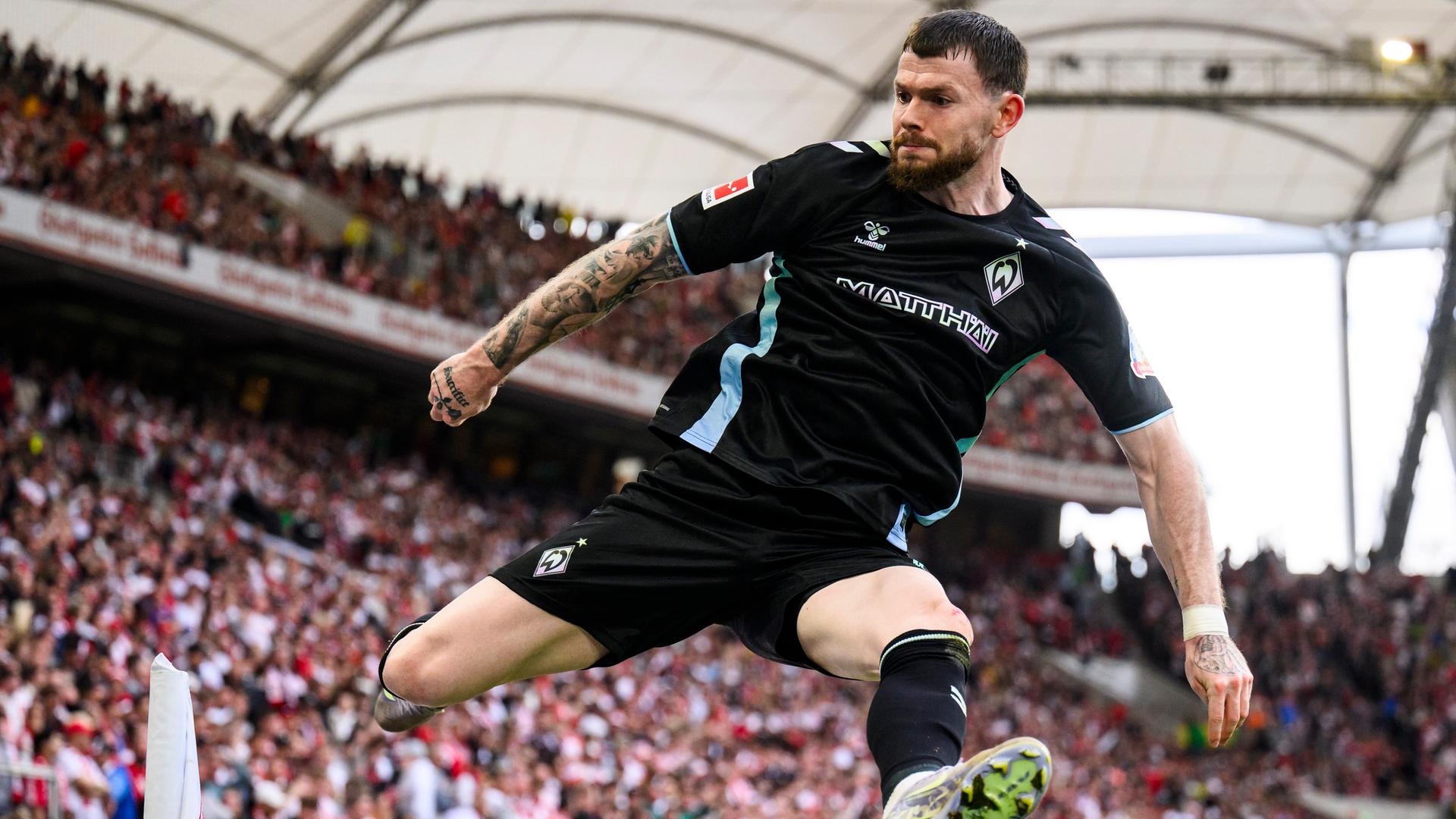 Werder Bremens Spieler Oliver Burke jubelt nach seinem Tor.