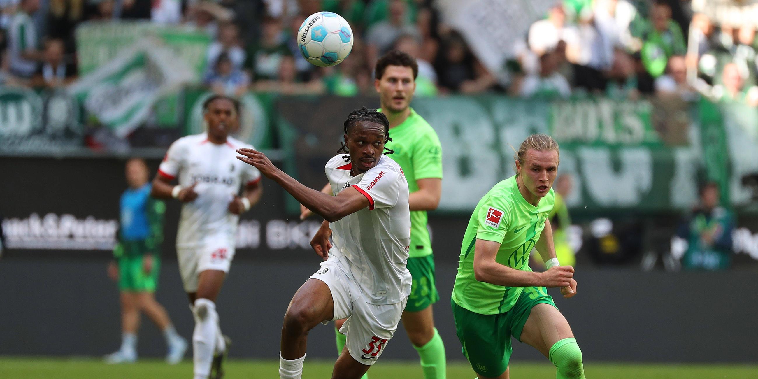 Jordy Makengo vom SC Freiburg und Wolfburgs Patrick Wimmer in Aktion.