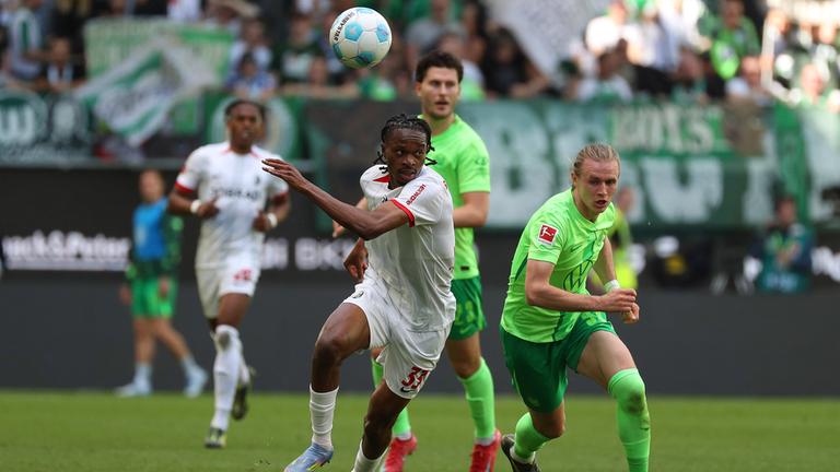 Jordy Makengo vom SC Freiburg und Wolfburgs Patrick Wimmer in Aktion.