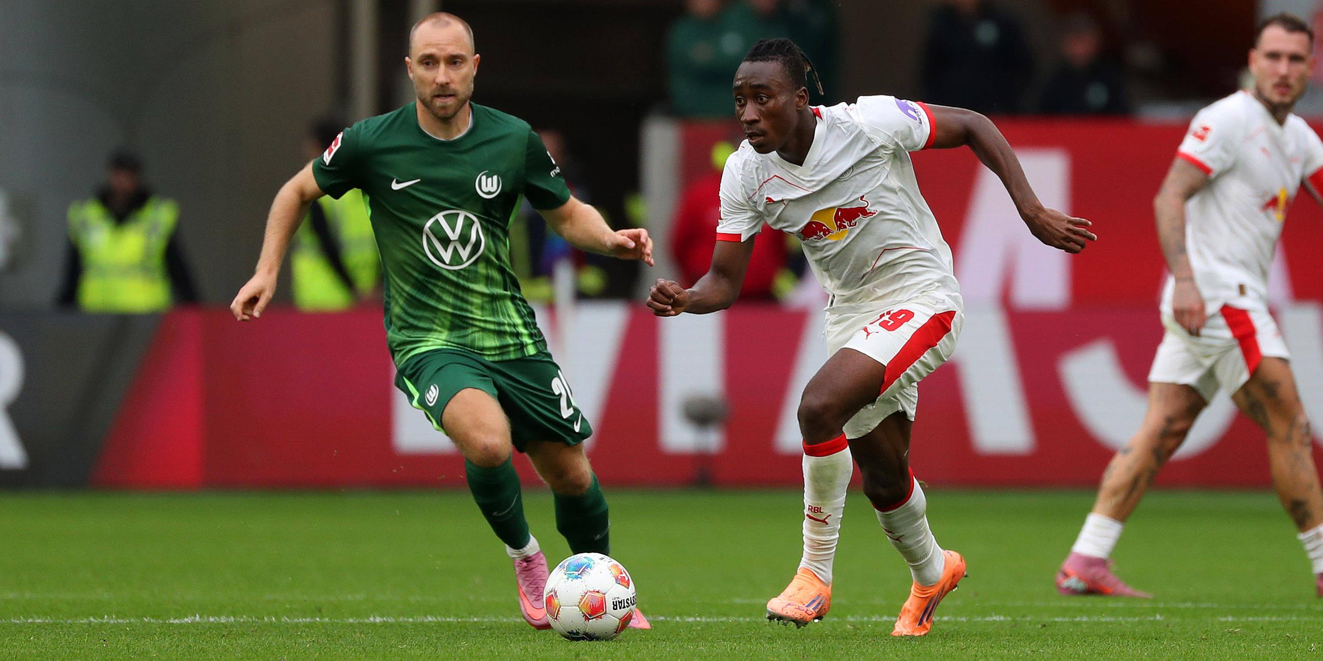 Wolfsburgs Christian Eriksen in Aktion mit Leipzigs Yan Diomande.