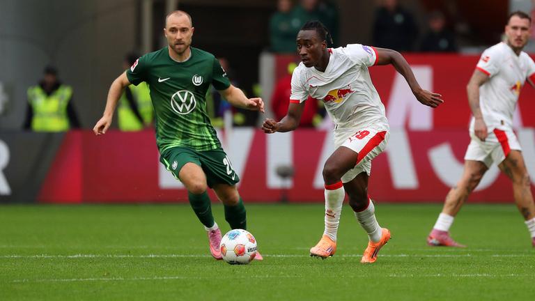 Wolfsburgs Christian Eriksen in Aktion mit Leipzigs Yan Diomande.