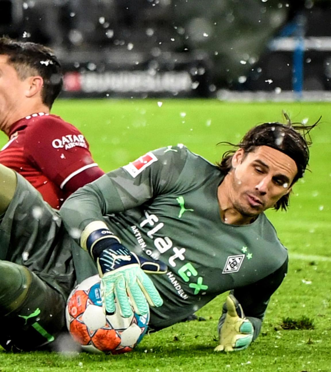 München, 07.01.2022, Mönchengladbachs Torhüter Yann Sommer (R) im Einsatz gegen Bayerns Robert Lewandowski (L) während des deutschen Bundesliga-Fußballspiels zwischen dem FC Bayern München und Borussia Mönchengladbach