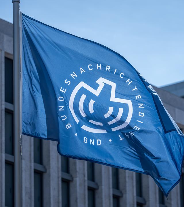 Die Flagge des BND weht an der Zentrale des Bundesnachrichtendienstes, des deutschen Auslandsgeheimdienst BND
