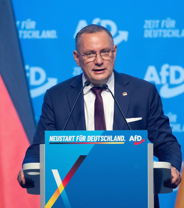 Thüringen, Erfurt: Tino Chrupalla, Vorsitzender der AfD-Bundestagsfraktion, spricht während des Bundesparteitags der AfD.
