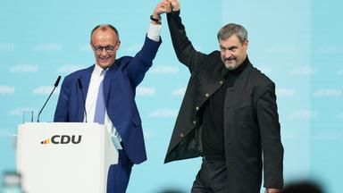 Kanzlerkandidat Friedrich Merz Hand in Hand und freundschaftlicher Geste mit Markus Soeder (CSU) beim 37. Bundesparteitag der CDU